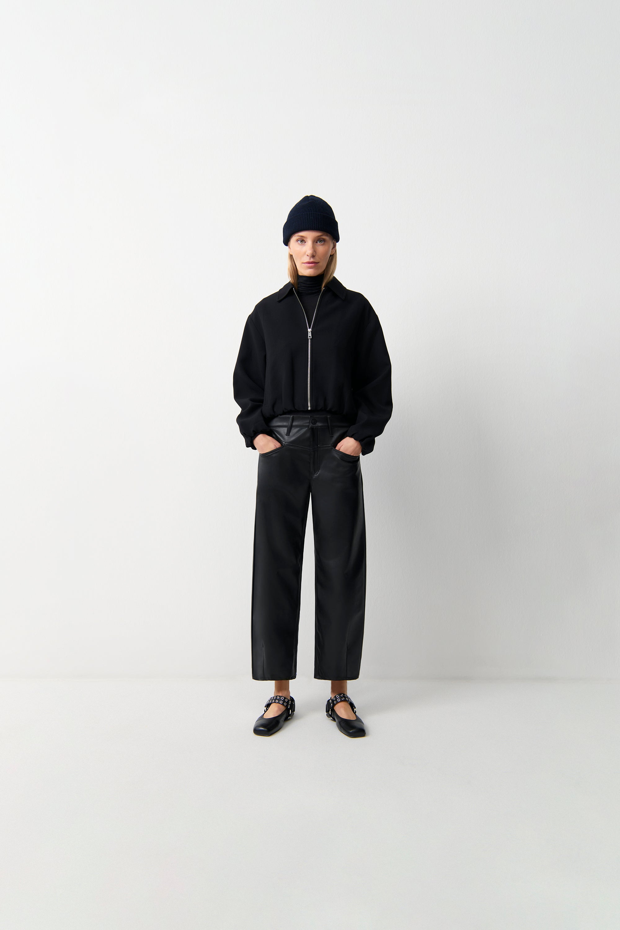 cambio-elin-barrel-hose-damen-cropped-schwarz-leder-optik image 1