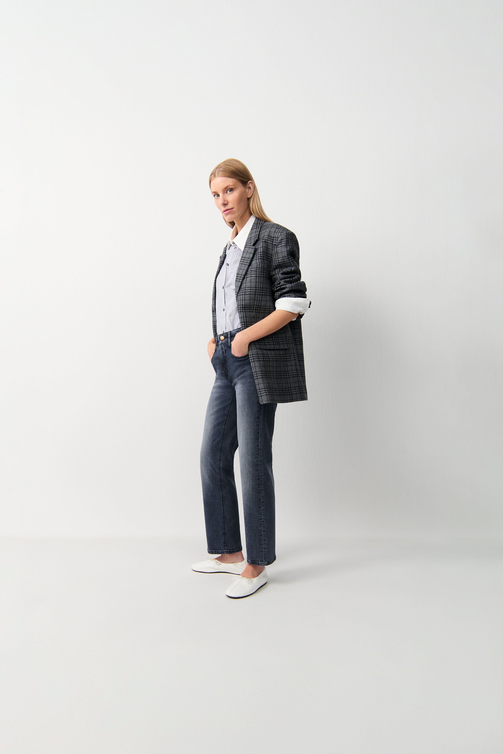 cambio-gini-straight-fit-jeans-lang-superstretch-black-denim-midnight-stone-used image 2